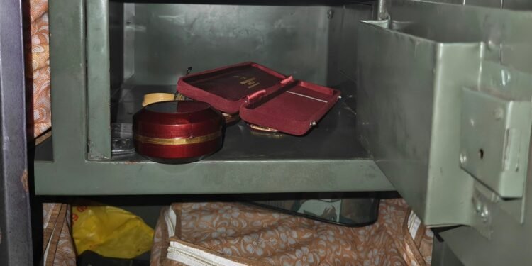 Jamshedpur theft : एमजीएम थाना क्षेत्र में मेला घूमने गया था पूरा परिवार, चोरों ने घर से लाखों के आभूषण उड़ाये Jamshedpur theft : एमजीएम थाना क्षेत्र में मेला घूमने गया था पूरा परिवार, चोरों ने घर से लाखों के आभूषण उड़ाये