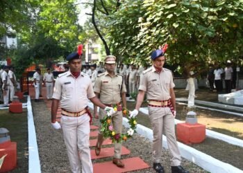 Jamshedpur Police Commemoration Day : गोलमुरी में पुलिस स्मृति दिवस पर शहीदों को नमन, एसएसपी ने शहीद परिवारों को किया सम्मानित Jamshedpur Police Commemoration Day : गोलमुरी में पुलिस स्मृति दिवस पर शहीदों को नमन, एसएसपी ने शहीद परिवारों को किया सम्मानित