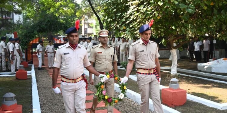 Jamshedpur Police Commemoration Day : गोलमुरी में पुलिस स्मृति दिवस पर शहीदों को नमन, एसएसपी ने शहीद परिवारों को किया सम्मानित