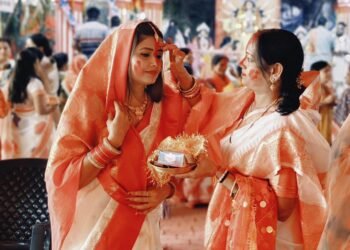 Jamshedpur sindoor khela – जमशेदपुर में महिलाओं ने निभाई सिंदूर खेला की रस्म, नम आंखों से दी मां दुर्गा को विदाई