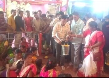 Jamshedpur rural – चाकुलिया के पुराना बाजार सार्वजनिक दुर्गा पूजा कमेटी ने किया महाप्रसाद वितरण