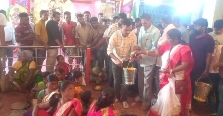 Jamshedpur rural – चाकुलिया के पुराना बाजार सार्वजनिक दुर्गा पूजा कमेटी ने किया महाप्रसाद वितरण