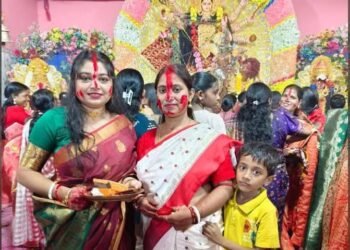 Jamshedpur rural durga puja – चाकुलिया के विभिन्न दुर्गा पूजा पंडालों में महिलाओं ने सिंदूर खेला कर दी मां दुर्गा की विदाई, पुराना बाजार सार्वजनिक दुर्गा पूजा पंडाल में महिलाओं ने नृत्य कर खुशी से की मां की विदाई