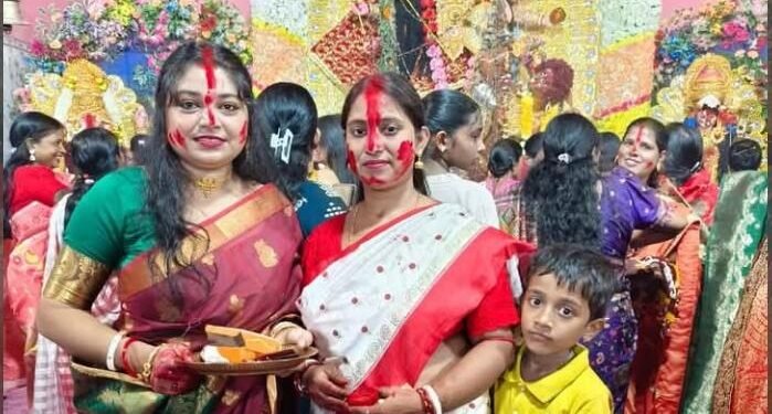 Jamshedpur rural durga puja – चाकुलिया के विभिन्न दुर्गा पूजा पंडालों में महिलाओं ने सिंदूर खेला कर दी मां दुर्गा की विदाई, पुराना बाजार सार्वजनिक दुर्गा पूजा पंडाल में महिलाओं ने नृत्य कर खुशी से की मां की विदाई