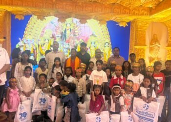 Jamshedpur durga puja : बिष्टुपुर जी टाउन दुर्गा पूजा में खुशियों की पाठशाला के बच्चों ने किया भ्रमण, एचआर अधिकारी यशवंत पाडेय ने ग्रहण किया भोग