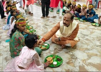 Jharkhand ex cm raghuvar das : अपने परिवार के साथ झारखंड के पूर्व मुख्यमंत्री रघुवर दास ने किया मां दुर्गा की अराधना, भक्तिभाव के साथ किया कन्या पूजन