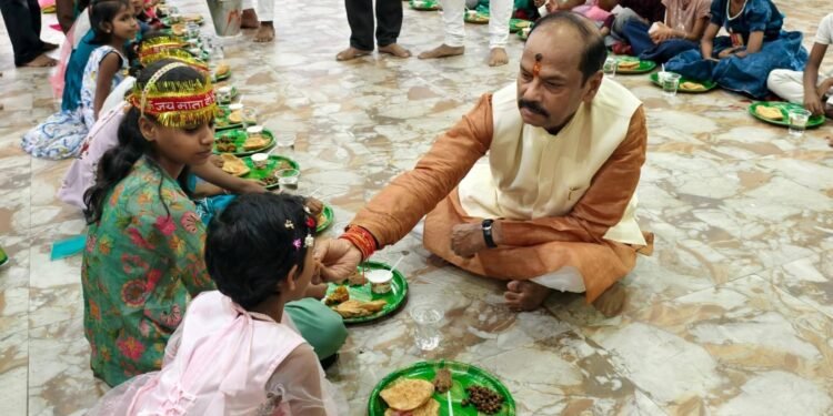 Jharkhand ex cm raghuvar das : अपने परिवार के साथ झारखंड के पूर्व मुख्यमंत्री रघुवर दास ने किया मां दुर्गा की अराधना, भक्तिभाव के साथ किया कन्या पूजन