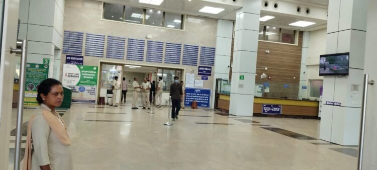 Jamshedpur mgm hospital homeguard jawan : एमजीएम अस्पताल के होमगार्ड के जवानों को हटाने की खबर से हलचल, पूर्व सैनिको की हो सकती है तैनाती Jamshedpur mgm hospital homeguard jawan : एमजीएम अस्पताल के होमगार्ड के जवानों को हटाने की खबर से हलचल, पूर्व सैनिको की हो सकती है तैनाती