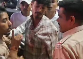Jamshedpur hungama : साकची में नशे में कार सवार युवकों ने राहगीरों से की गाली-गलौज व मारपीट, कई वाहनों को मारी टक्कर, पुलिस से भी उलझे Jamshedpur hungama : साकची में नशे में कार सवार युवकों ने राहगीरों से की गाली-गलौज व मारपीट, कई वाहनों को मारी टक्कर, पुलिस से भी उलझे