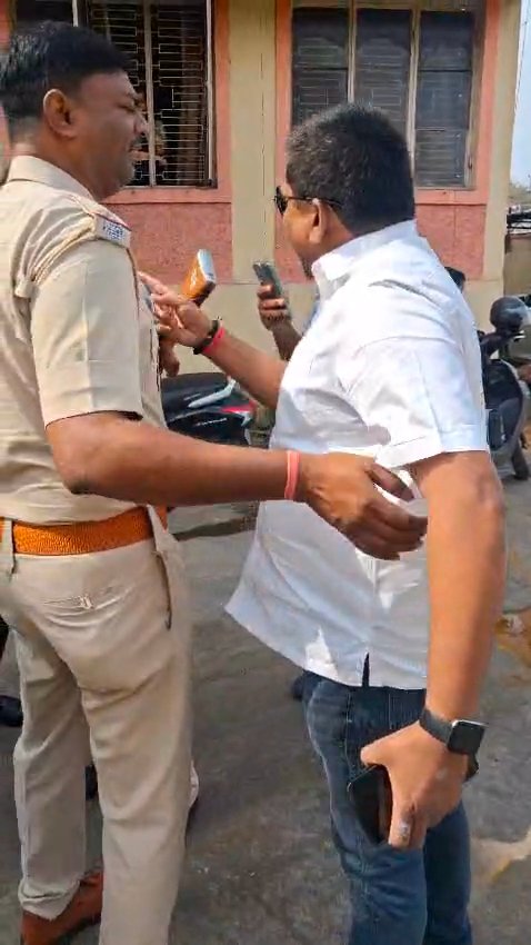 jamshedpur flat : कदमा के आवास रीजेंसी में पार्किंग पर गैरेज निर्माण को लेकर विवाद, महिलाओं से अभद्रता का आरोप jamshedpur flat : कदमा के आवास रीजेंसी में पार्किंग पर गैरेज निर्माण को लेकर विवाद, महिलाओं से अभद्रता का आरोप