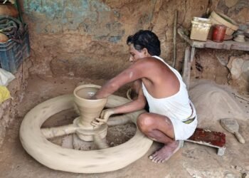 Jamshedpur rural – गालूडीह में लगातार बारिश से कुम्हारों की बढ़ी परेशानी, दीपावली के दीये सूखने पर संकट Jamshedpur rural – गालूडीह में लगातार बारिश से कुम्हारों की बढ़ी परेशानी, दीपावली के दीये सूखने पर संकट