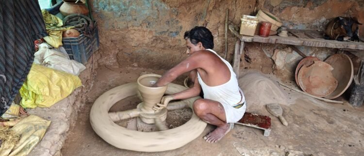 Jamshedpur rural – गालूडीह में लगातार बारिश से कुम्हारों की बढ़ी परेशानी, दीपावली के दीये सूखने पर संकट