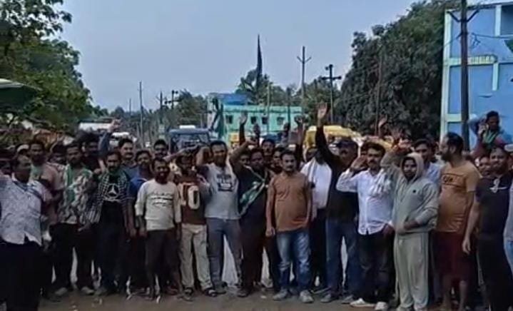 West singhbhum villagers protest – एनएच 320डी का निर्माण दो साल से अधूरा, जराईकेला में ग्रामीणों ने किया सड़क जाम West singhbhum villagers protest – एनएच 320डी का निर्माण दो साल से अधूरा, जराईकेला में ग्रामीणों ने किया सड़क जाम