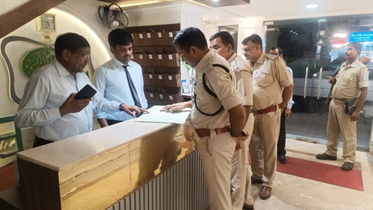 Jamshedpur police alert : जेटेट की परीक्षा को लेकर जमशेदपुर पुलिस अलर्ट, होटल और लॉज में सघन जांच अभियान Jamshedpur police alert : जेटेट की परीक्षा को लेकर जमशेदपुर पुलिस अलर्ट, होटल और लॉज में सघन जांच अभियान