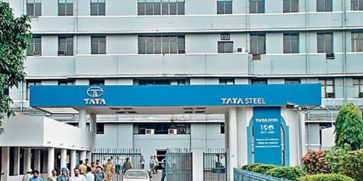 Tata steel attack case : टाटा स्टील के सीआरएम में युवक के हमले में घायल युवती की हालत स्थिर, कंपनी ने जारी किया यह बयान Tata steel attack case : टाटा स्टील के सीआरएम में युवक के हमले में घायल युवती की हालत स्थिर, कंपनी ने जारी किया यह बयान