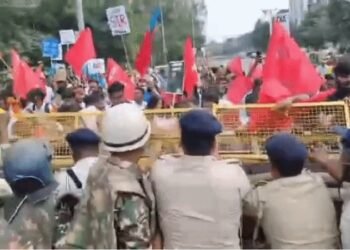 Patna protest against cec : पटना में एसआइआर एवं सीईसी के खिलाफ वाम संगठनों का प्रदर्शन, पुलिस से भिड़े आइसा एवं आरवाइए कार्यकर्ता, पुलिस ने सभी को गांधी मैदान की ओर खदेड़ा Patna protest against cec : पटना में एसआइआर एवं सीईसी के खिलाफ वाम संगठनों का प्रदर्शन, पुलिस से भिड़े आइसा एवं आरवाइए कार्यकर्ता, पुलिस ने सभी को गांधी मैदान की ओर खदेड़ा
