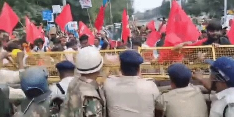 Patna protest against cec : पटना में एसआइआर एवं सीईसी के खिलाफ वाम संगठनों का प्रदर्शन, पुलिस से भिड़े आइसा एवं आरवाइए कार्यकर्ता, पुलिस ने सभी को गांधी मैदान की ओर खदेड़ा Patna protest against cec : पटना में एसआइआर एवं सीईसी के खिलाफ वाम संगठनों का प्रदर्शन, पुलिस से भिड़े आइसा एवं आरवाइए कार्यकर्ता, पुलिस ने सभी को गांधी मैदान की ओर खदेड़ा