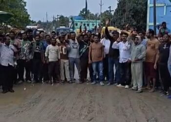 West singhbhum villagers protest – एनएच 320डी का निर्माण दो साल से अधूरा, जराईकेला में ग्रामीणों ने किया सड़क जाम