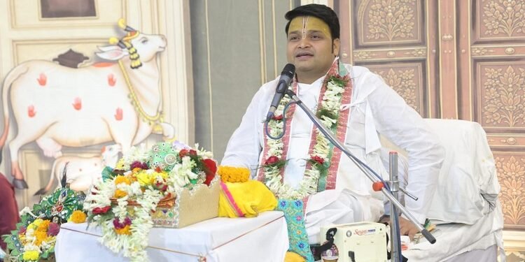 Jamshedpur shrimad bhagwat katha : जुगसलाई श्री राजस्थान शिव मंदिर में भगवान कृष्ण की बाल लीलाओँ पर रीझे श्रद्धालु, श्रीमद्भागवत कथा के पांचवें दिन प्रस्तुत हुईं कई झांकियां, आचार्य विनयकांत त्रिवेदी ने बताया गिरिराज-पूजन का अर्थ Jamshedpur shrimad bhagwat katha : जुगसलाई श्री राजस्थान शिव मंदिर में भगवान कृष्ण की बाल लीलाओँ पर रीझे श्रद्धालु, श्रीमद्भागवत कथा के पांचवें दिन प्रस्तुत हुईं कई झांकियां, आचार्य विनयकांत त्रिवेदी ने बताया गिरिराज-पूजन का अर्थ