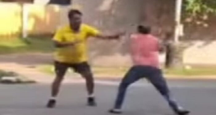 jamshedpur businessman fight : जमशेदपुर के दो कारोबारी आपस में भिड़े, एक कारोबारी को दूसरे ने क्रिकेट बैट से सरेआम पीटा, केस दर्ज, देखिये – video jamshedpur businessman fight : जमशेदपुर के दो कारोबारी आपस में भिड़े, एक कारोबारी को दूसरे ने क्रिकेट बैट से सरेआम पीटा, केस दर्ज, देखिये – video