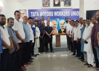 Jamshedpur tmwu Gandhi shashtri jayanti : टाटा मोटर्स वर्कर्स यूनियन में मनी बापू व शास्त्री जी की जयंती, यूनियन नेताओं व कार्यकर्ताओं ने दोनों को को अर्पित की श्रद्धांजलि
