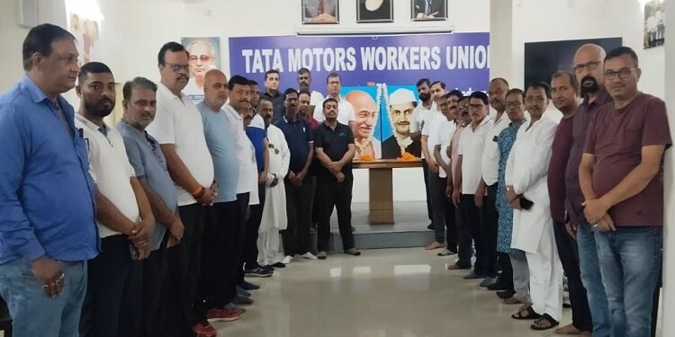Jamshedpur tmwu Gandhi shashtri jayanti : टाटा मोटर्स वर्कर्स यूनियन में मनी बापू व शास्त्री जी की जयंती, यूनियन नेताओं व कार्यकर्ताओं ने दोनों को को अर्पित की श्रद्धांजलि