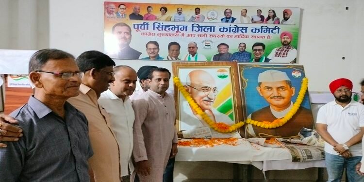 Jamshedpur Gandhi-shashtri jayanti in congress office : जमशेदपुर कांग्रेस मुख्यालय में गांधी-शास्त्री जयंती आयोजित, कांग्रेस जन ने महात्मा गांधी एवं लाल बहादुर शास्त्री को अर्पित की श्रद्धांजलि