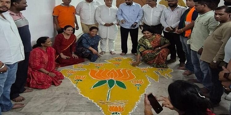 jamshedpur bjp bistupur : भाजपा बिष्टुपुर मंडल ने पीएम मोदी के 25 वर्षों की सेवा को लेकर आयोजित किया कार्यक्रम, “सेवा मास – सेवा का रंग” में दिखा उत्साह jamshedpur bjp bistupur : भाजपा बिष्टुपुर मंडल ने पीएम मोदी के 25 वर्षों की सेवा को लेकर आयोजित किया कार्यक्रम, “सेवा मास – सेवा का रंग” में दिखा उत्साह