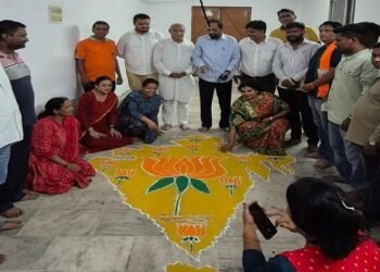 jamshedpur bjp pays homage : जमशेदपुर भाजपा ने मनायी राष्ट्रपिता महात्मा गांधी एवं पूर्व प्रधानमंत्री भारत रत्न लाल बहादुर शास्त्री की जयंती, दी गयी श्रद्धांजलि