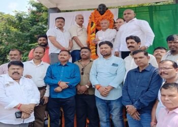 jamshedpur bjp pays homage : जमशेदपुर भाजपा ने मनायी राष्ट्रपिता महात्मा गांधी एवं पूर्व प्रधानमंत्री भारत रत्न लाल बहादुर शास्त्री की जयंती, दी गयी श्रद्धांजलि jamshedpur bjp pays homage : जमशेदपुर भाजपा ने मनायी राष्ट्रपिता महात्मा गांधी एवं पूर्व प्रधानमंत्री भारत रत्न लाल बहादुर शास्त्री की जयंती, दी गयी श्रद्धांजलि