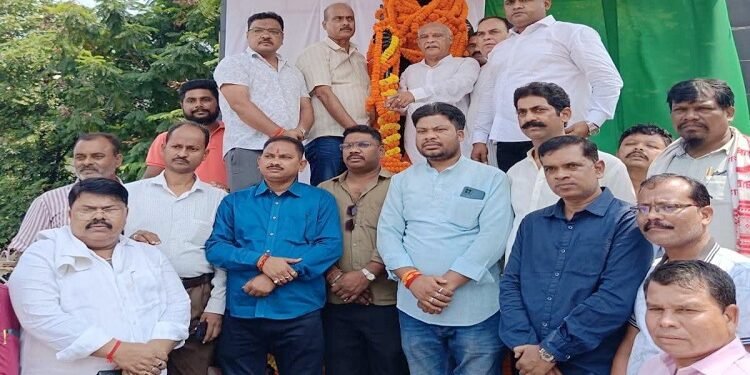 jamshedpur bjp pays homage : जमशेदपुर भाजपा ने मनायी राष्ट्रपिता महात्मा गांधी एवं पूर्व प्रधानमंत्री भारत रत्न लाल बहादुर शास्त्री की जयंती, दी गयी श्रद्धांजलि