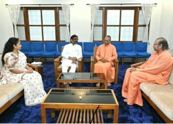 jharkhand cm in ashram : झारखंड के मुख्यमंत्री हेमन्त सोरेन पहुंचे योगदा सत्संग आश्रम, स्वामीजी से की मुलाकात, स्मृति मंदिर, ध्यान मंदिर का किया परिभ्रमण, फोटो व पुस्तक गैलरी का किया अवलोकन jharkhand cm in ashram : झारखंड के मुख्यमंत्री हेमन्त सोरेन पहुंचे योगदा सत्संग आश्रम, स्वामीजी से की मुलाकात, स्मृति मंदिर, ध्यान मंदिर का किया परिभ्रमण, फोटो व पुस्तक गैलरी का किया अवलोकन