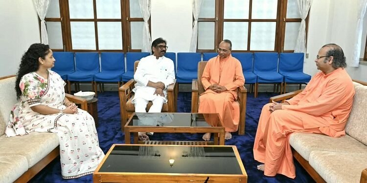 jharkhand cm in ashram : झारखंड के मुख्यमंत्री हेमन्त सोरेन पहुंचे योगदा सत्संग आश्रम, स्वामीजी से की मुलाकात, स्मृति मंदिर, ध्यान मंदिर का किया परिभ्रमण, फोटो व पुस्तक गैलरी का किया अवलोकन jharkhand cm in ashram : झारखंड के मुख्यमंत्री हेमन्त सोरेन पहुंचे योगदा सत्संग आश्रम, स्वामीजी से की मुलाकात, स्मृति मंदिर, ध्यान मंदिर का किया परिभ्रमण, फोटो व पुस्तक गैलरी का किया अवलोकन