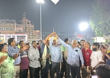 Jamshedpur football tournament : सोपोडेरा में रात्रि फुटबॉल प्रतियोगिता आयोजित, मंगल कालिंदी ने खिलाड़ियों का बढ़ाया हौसला
