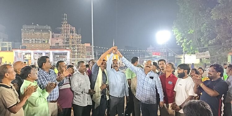Jamshedpur football tournament : सोपोडेरा में रात्रि फुटबॉल प्रतियोगिता आयोजित, मंगल कालिंदी ने खिलाड़ियों का बढ़ाया हौसला Jamshedpur football tournament : सोपोडेरा में रात्रि फुटबॉल प्रतियोगिता आयोजित, मंगल कालिंदी ने खिलाड़ियों का बढ़ाया हौसला