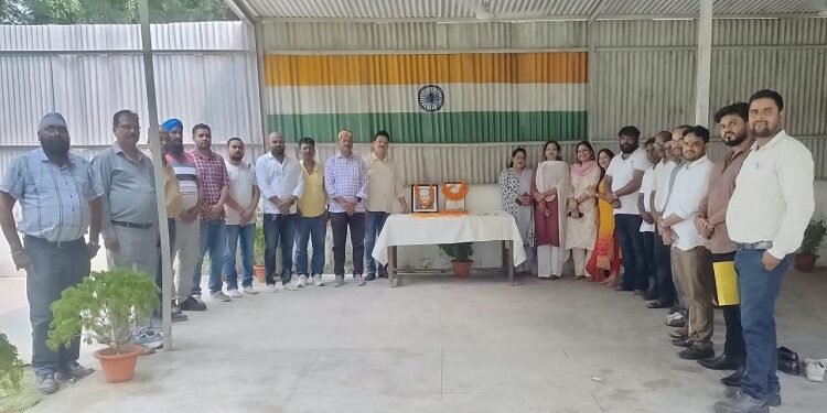 Jamshedpur intuc : जमशेदपुर इंटक ने मनाई महात्मा गांधी व लालबहादुर शास्त्री की जयंती, महानगर अध्यक्ष की अध्यक्षता में तस्वीर पर माला पहनाकर किया याद Jamshedpur intuc : जमशेदपुर इंटक ने मनाई महात्मा गांधी व लालबहादुर शास्त्री की जयंती, महानगर अध्यक्ष की अध्यक्षता में तस्वीर पर माला पहनाकर किया याद