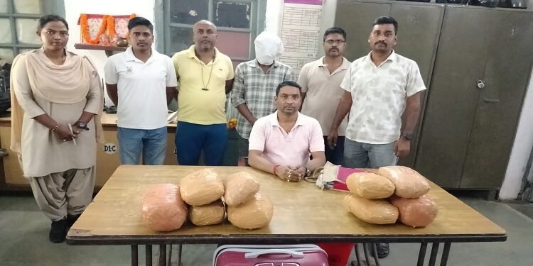 Jamshedpur rpf & grp team success : टाटानगर आरपीएफ एवं जीआरपी की संयुक्त कार्रवाई में 11 किलो गांजा बरामद, ओडिशा का तस्कर गिरफ्तार Jamshedpur rpf & grp team success : टाटानगर आरपीएफ एवं जीआरपी की संयुक्त कार्रवाई में 11 किलो गांजा बरामद, ओडिशा का तस्कर गिरफ्तार