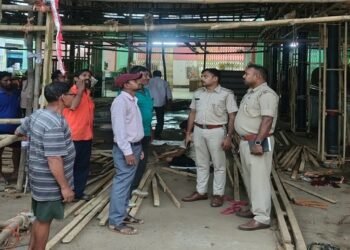 Jamshedpur rural chakulia oc inspects puja pandals : चाकुलिया थाना प्रभारी ने पूजा पंडालों का किया निरीक्षण, पूजा समितियों को दिये आवश्यक निर्देश Jamshedpur rural chakulia oc inspects puja pandals : चाकुलिया थाना प्रभारी ने पूजा पंडालों का किया निरीक्षण, पूजा समितियों को दिये आवश्यक निर्देश