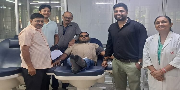 Jamshedpur red cross blood donation : माहव्यापी राष्ट्रीय रक्तदान अभियान में रक्तदान व एसडीपी डोनेशन जारी