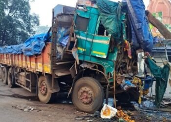 Jamshedpur rural hata road accident : हाता चौक के पास दो ट्रकों में भीषण टक्कर, एक ट्रक बुरी तरह क्षतिग्रस्त, चालक बुरी तरह जख्मी, टक्कर मारनेवाला दूसरा चालक गाड़ी लेकर फरार Jamshedpur rural hata road accident : हाता चौक के पास दो ट्रकों में भीषण टक्कर, एक ट्रक बुरी तरह क्षतिग्रस्त, चालक बुरी तरह जख्मी, टक्कर मारनेवाला दूसरा चालक गाड़ी लेकर फरार