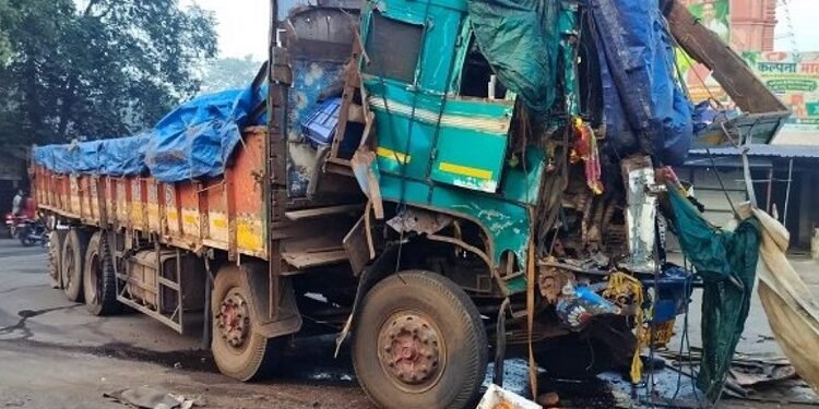 Jamshedpur rural hata road accident : हाता चौक के पास दो ट्रकों में भीषण टक्कर, एक ट्रक बुरी तरह क्षतिग्रस्त, चालक बुरी तरह जख्मी, टक्कर मारनेवाला दूसरा चालक गाड़ी लेकर फरार Jamshedpur rural hata road accident : हाता चौक के पास दो ट्रकों में भीषण टक्कर, एक ट्रक बुरी तरह क्षतिग्रस्त, चालक बुरी तरह जख्मी, टक्कर मारनेवाला दूसरा चालक गाड़ी लेकर फरार
