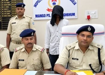 Jamshedpur youth arrested with brown sugar : मानगो में 71 पुड़िया ब्राउन शुगर के साथ युवक गिरफ्तार, पूछताछ में दोस्तों के साथ ब्राउन शुगर का धंधा चलाने की कबूली बात Jamshedpur youth arrested with brown sugar : मानगो में 71 पुड़िया ब्राउन शुगर के साथ युवक गिरफ्तार, पूछताछ में दोस्तों के साथ ब्राउन शुगर का धंधा चलाने की कबूली बात