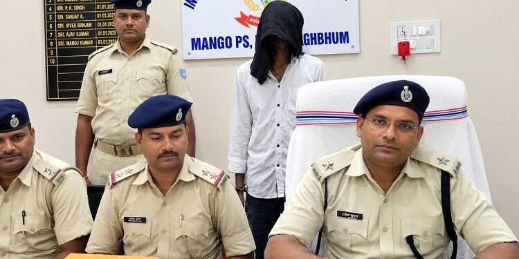 Jamshedpur youth arrested with brown sugar : मानगो में 71 पुड़िया ब्राउन शुगर के साथ युवक गिरफ्तार, पूछताछ में दोस्तों के साथ ब्राउन शुगर का धंधा चलाने की कबूली बात Jamshedpur youth arrested with brown sugar : मानगो में 71 पुड़िया ब्राउन शुगर के साथ युवक गिरफ्तार, पूछताछ में दोस्तों के साथ ब्राउन शुगर का धंधा चलाने की कबूली बात