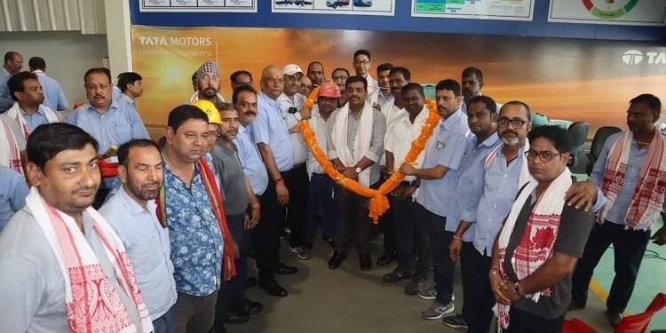 Jamshedpur tmwu leaders felicitated : टाटा मोटर्स वर्कर्स यूनियन के अध्यक्ष-महामंत्री का तीन विभागों में हुआ अभिनंदन, क्वालिटी व सीसीई, वर्ल्ड ट्रक एवं ईआरसी ने दोनों नेताओँ का किया अभिनंदन Jamshedpur tmwu leaders felicitated : टाटा मोटर्स वर्कर्स यूनियन के अध्यक्ष-महामंत्री का तीन विभागों में हुआ अभिनंदन, क्वालिटी व सीसीई, वर्ल्ड ट्रक एवं ईआरसी ने दोनों नेताओँ का किया अभिनंदन