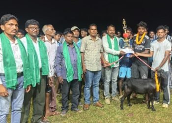 Jamshedpur rural football tournament : फायर एंड आइस एफसी केशरपुर ने जीती फुटबॉल प्रतियोगिता, सुकरीगड़िया में पं रघुनाथ मुर्मू मेमोरियल क्लब ने कराया आयोजन Jamshedpur rural football tournament : फायर एंड आइस एफसी केशरपुर ने जीती फुटबॉल प्रतियोगिता, सुकरीगड़िया में पं रघुनाथ मुर्मू मेमोरियल क्लब ने कराया आयोजन