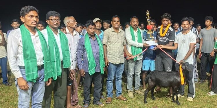 Jamshedpur rural football tournament : फायर एंड आइस एफसी केशरपुर ने जीती फुटबॉल प्रतियोगिता, सुकरीगड़िया में पं रघुनाथ मुर्मू मेमोरियल क्लब ने कराया आयोजन