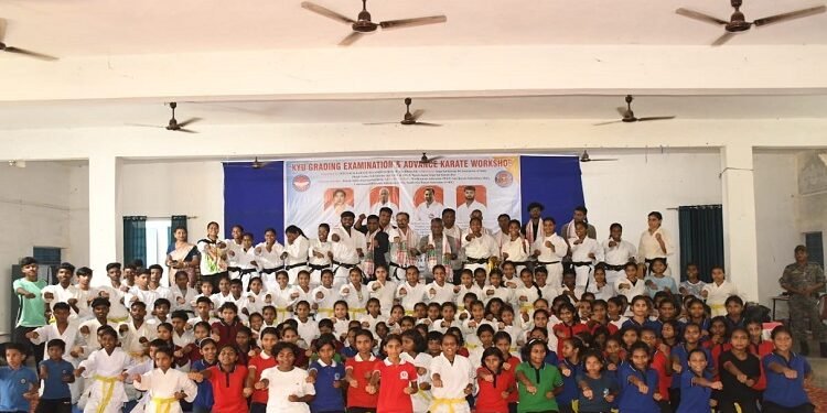 Jamshedpur rural karate grading exam : घाटशिला में कराटे ग्रेडिंग परीक्षा व एडवांस वर्कशॉप आयोजित, 6 खिलाड़ियों को मिला ब्लैक बेल्ट, 150 से अधिक खिलाड़ियों ने लिया हिस्सा Jamshedpur rural karate grading exam : घाटशिला में कराटे ग्रेडिंग परीक्षा व एडवांस वर्कशॉप आयोजित, 6 खिलाड़ियों को मिला ब्लैक बेल्ट, 150 से अधिक खिलाड़ियों ने लिया हिस्सा