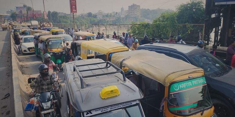 Jamshedpur mango drowning case : मानगो में नदी हादसे के बाद लगा भीषण जाम, बच्चे-बुजुर्ग समेत राहगीर परेशान