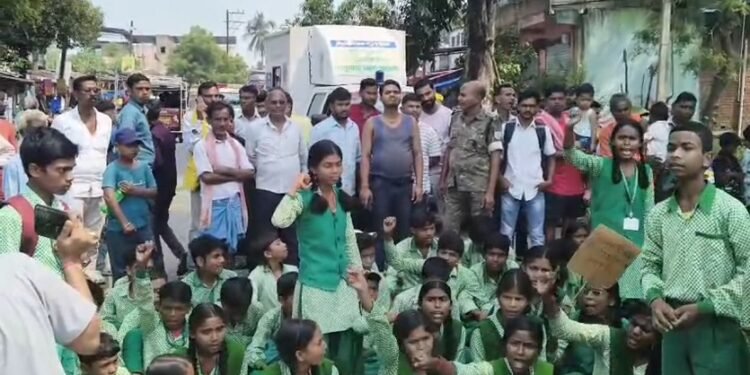 Jamshedpur rural school students protest : पटमदा के चौरा उच्च विद्यालय के छात्रों ने पटमदा में की सड़क जाम, स्कूल के शिक्षकों को प्रतिनियुक्ति से वापस बुलाने की रखी मांग, डीईओ के पहुंच कर आश्वासन देने के बाद सड़क से हटे विद्यार्थी