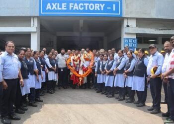 Jamshedpur tata motors welcome ceremony : टाटा मोटर्स के फ्रंट व रियर एक्सल फैक्ट्री में अध्यक्ष व महामंत्री का हुआ स्वागत, दोनों ने सुरक्षा मानकों के साथ उत्पादन लक्ष्य पूरा करने का किया आह्वान Jamshedpur tata motors welcome ceremony : टाटा मोटर्स के फ्रंट व रियर एक्सल फैक्ट्री में अध्यक्ष व महामंत्री का हुआ स्वागत, दोनों ने सुरक्षा मानकों के साथ उत्पादन लक्ष्य पूरा करने का किया आह्वान